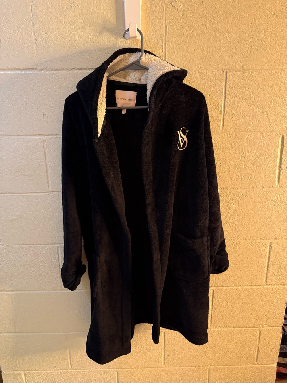 Victoria's Secret Black Hooded Sherpa-Lined Robe ( no tie )